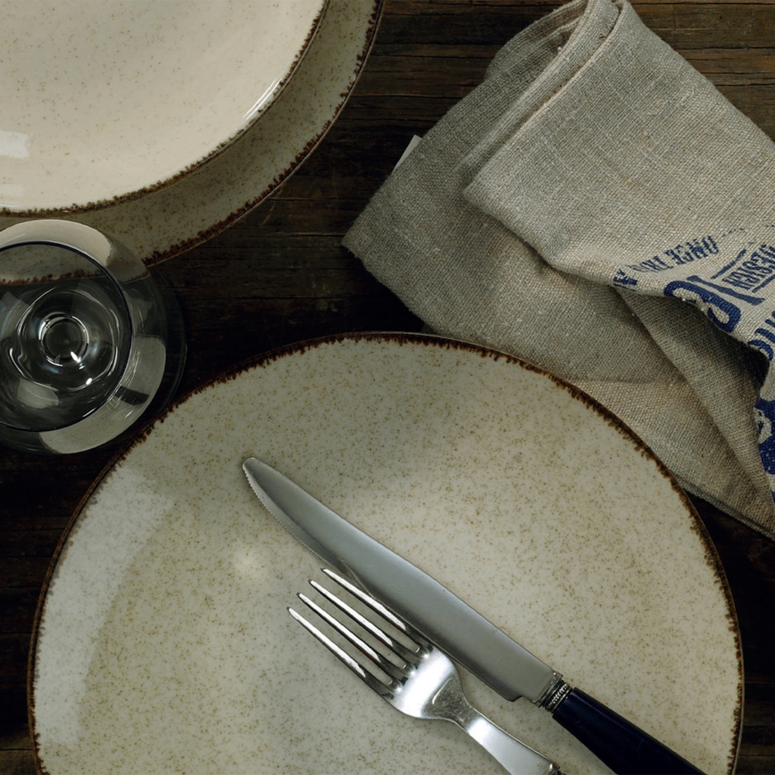 18 daļu bēšas krāsas porcelāna servīze