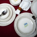 18 daļu galda trauku komplekts — balts/krāsains/porcelāns