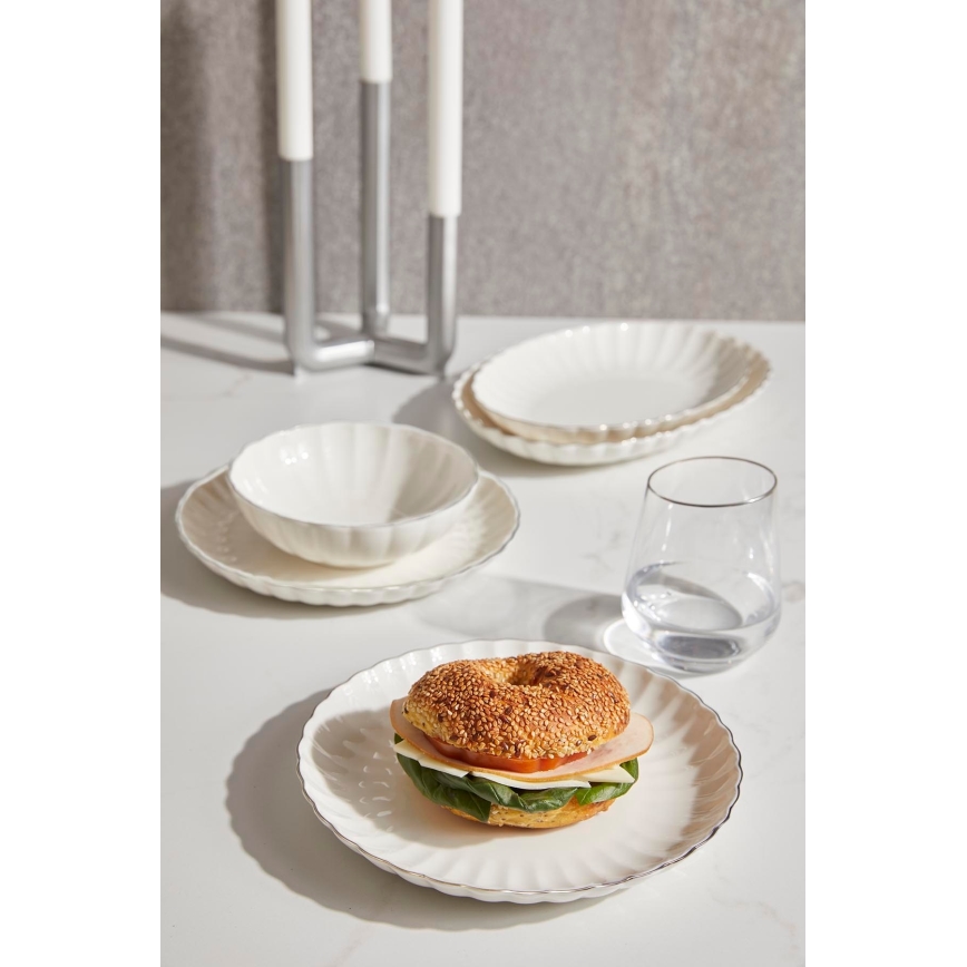 27 daļu porcelāna galda servīze — balta ar zelta akcentiem