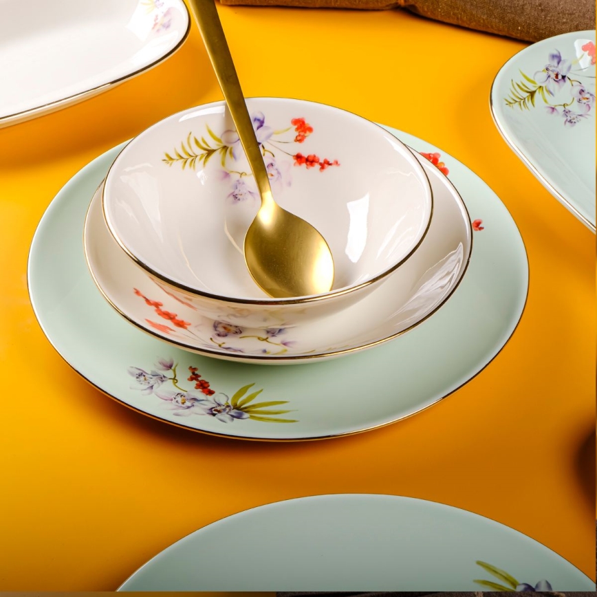 29 daļu daudzkrāsains porcelāna trauku komplekts