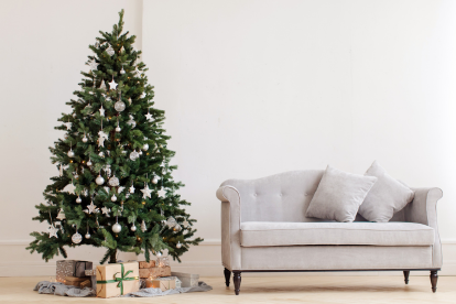 Mākslīgā eglīte. Ziemassvētku atmosfēra bez birstošām skujām
