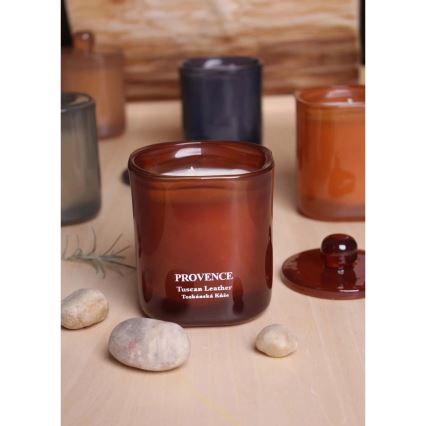Aromātiskā svece TUSCAN LEATHER, 180 g — degšanas laiks līdz 25 stundām.