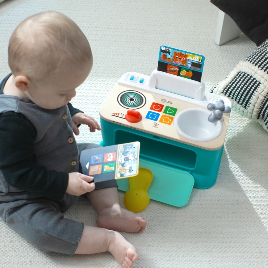 Baby Einstein - mūzikas rotaļlieta MAGIC TOUCH virtuvīte, darbināma ar 3xAA baterijām