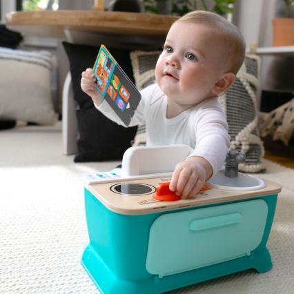 Baby Einstein - mūzikas rotaļlieta MAGIC TOUCH virtuvīte, darbināma ar 3xAA baterijām