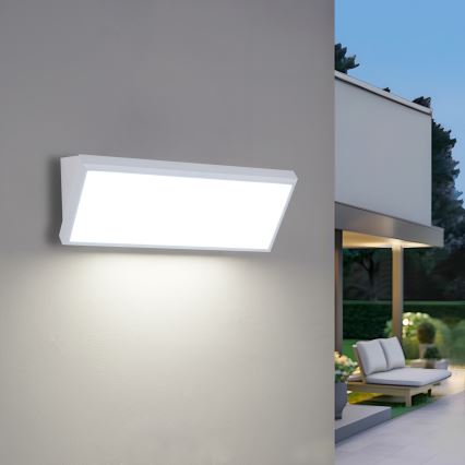 Brilagi - LED āra sienas gaismeklis ar sensoru TRIANGLE LED/42W/230V 45 cm balts IP65