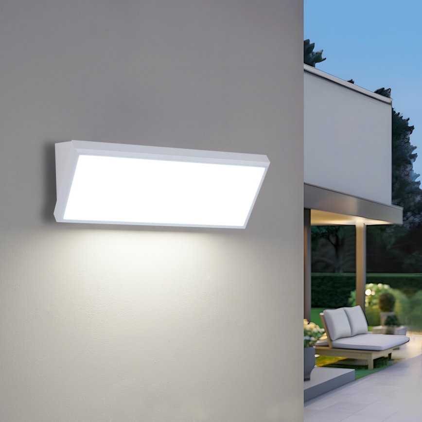 Brilagi - LED āra sienas gaismeklis ar sensoru TRIANGLE LED/42W/230V 45 cm balts IP65