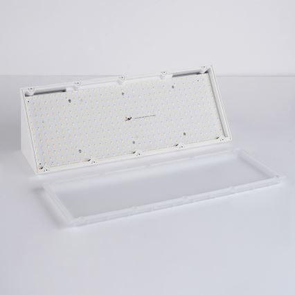 Brilagi - LED āra sienas gaismeklis ar sensoru TRIANGLE LED/42W/230V 45 cm balts IP65