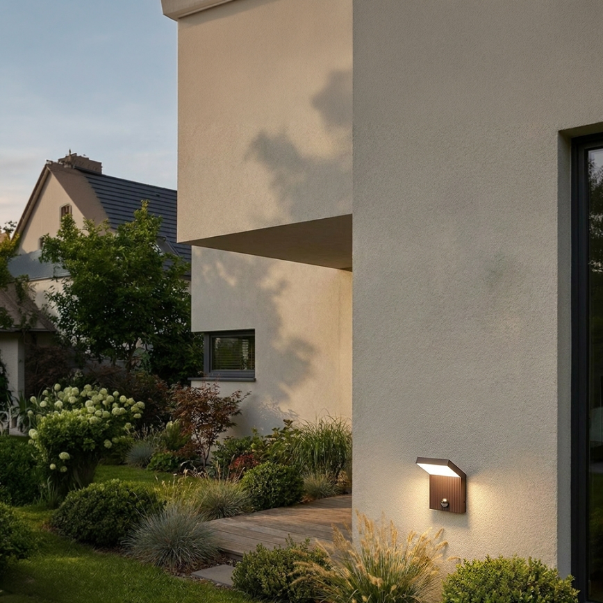Brilagi - LED āra sienas gaismeklis ar sensoru RIANO LED/8W/230V brūns IP65