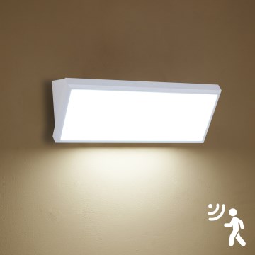 Brilagi - LED āra sienas gaismeklis ar sensoru TRIANGLE LED/42W/230V 45 cm balts IP65