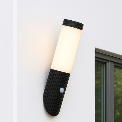 Brilliant - Āra sienas lampa ar sensoru KALEO 1xE27/10W/230V IP44 melna