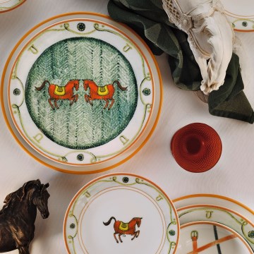 Daudzkrāsaina 24 daļu porcelāna servīze