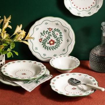 Daudzkrāsains 24 daļu porcelāna galda trauku komplekts