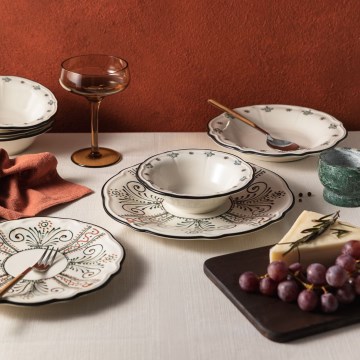 Daudzkrāsains 24 daļu porcelāna trauku komplekts