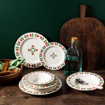 Galda trauku komplekts 24 gab. balta/sarkana/zaļa/porcelāns
