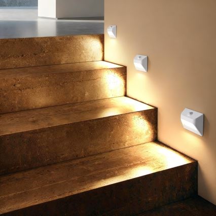 LED uzlādējamais kāpņu gaismeklis ar kustības un krēslas sensoru STEP LIGHT LED/0,3W/3,7V 2200 mAh IP53 balta