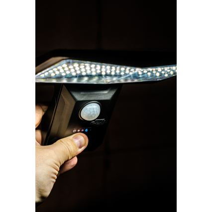 LED Saules enerģijas sienas lampa ar sensoru LED/2,6W/5,5V IP65 1800 mAh melna