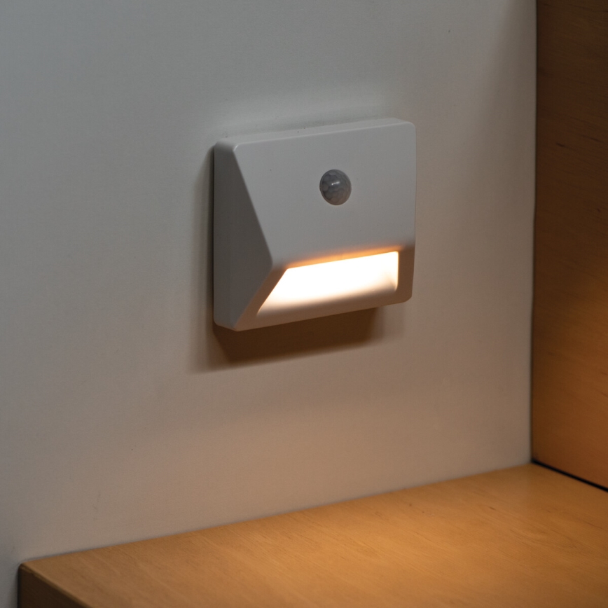 LED iebūvējamais gaismeklis ar kustības un krēslas sensoru IRS LED/0,3W/3xAAA IP54 balts