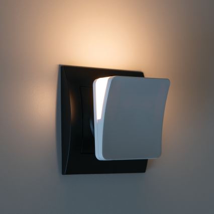 LED orientējošais gaismeklis ar krēslas sensoru kontaktligzdai HOFI LED/0,28W/230V balts