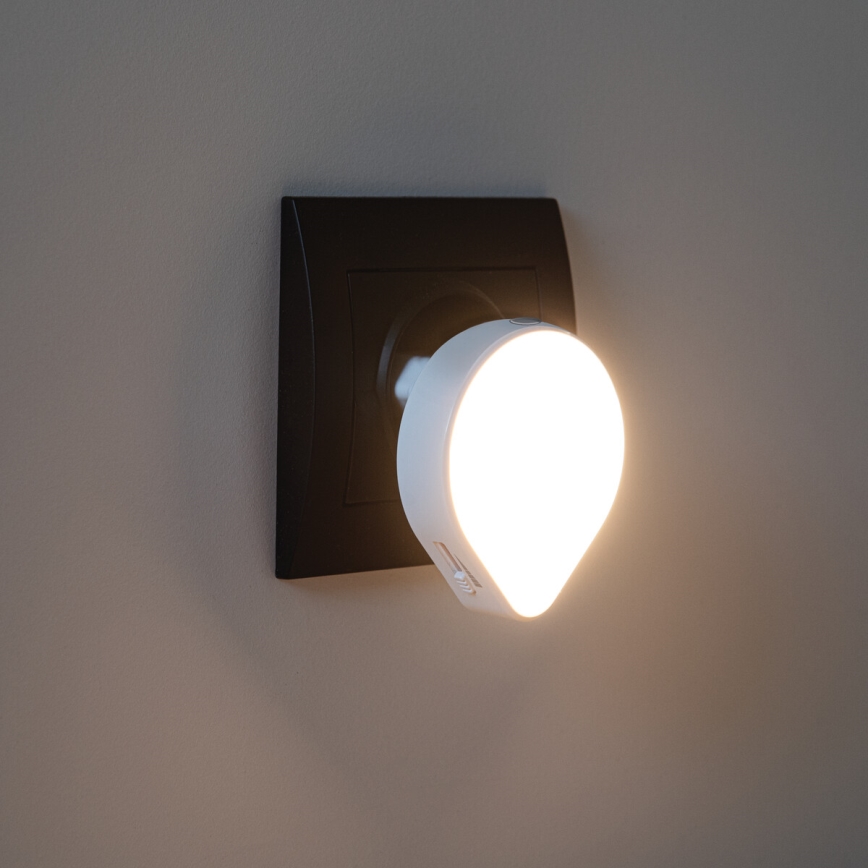 LED regulējama orientējoša naktslampa ar krēslas sensoru kontaktligzdai ULOV LED/0,5W/230V balta
