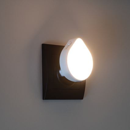 LED regulējama orientējoša naktslampa ar krēslas sensoru kontaktligzdai ULOV LED/0,5W/230V balta
