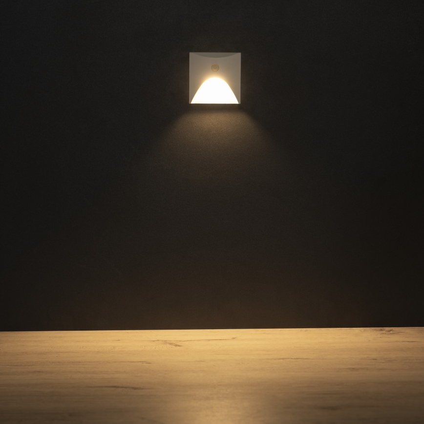 LED kāpņu gaismeklis ar kustības un krēslas sensoru EXIN LED/2,5W/230V 3000K IP65 balts kvadrātveida