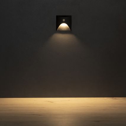 LED kāpņu gaismeklis ar kustības un krēslas sensoru EXIN LED/2,5W/230V 3000K IP65 melns kvadrātveida