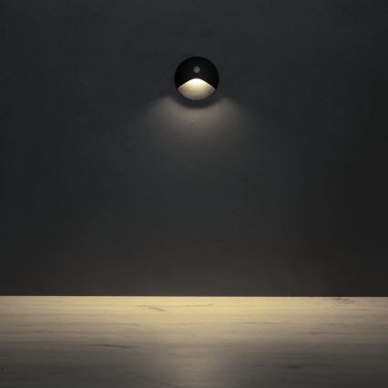 Apaļš melns LED kāpņu gaismeklis ar kustības un krēslas sensoru EXIN LED/2,5W/230V 4000K IP65