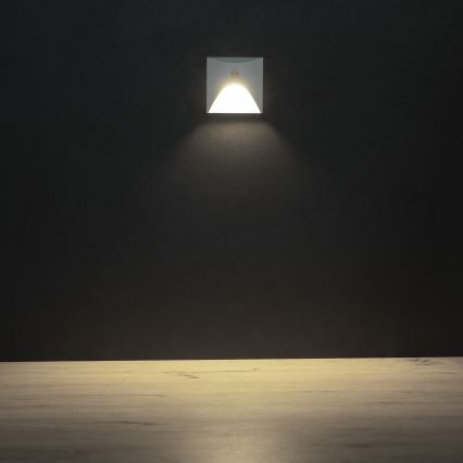 LED kāpņu gaismeklis ar kustības un krēslas sensoru EXIN LED/2,5W/230V 4000K IP65 balts, kvadrātveida