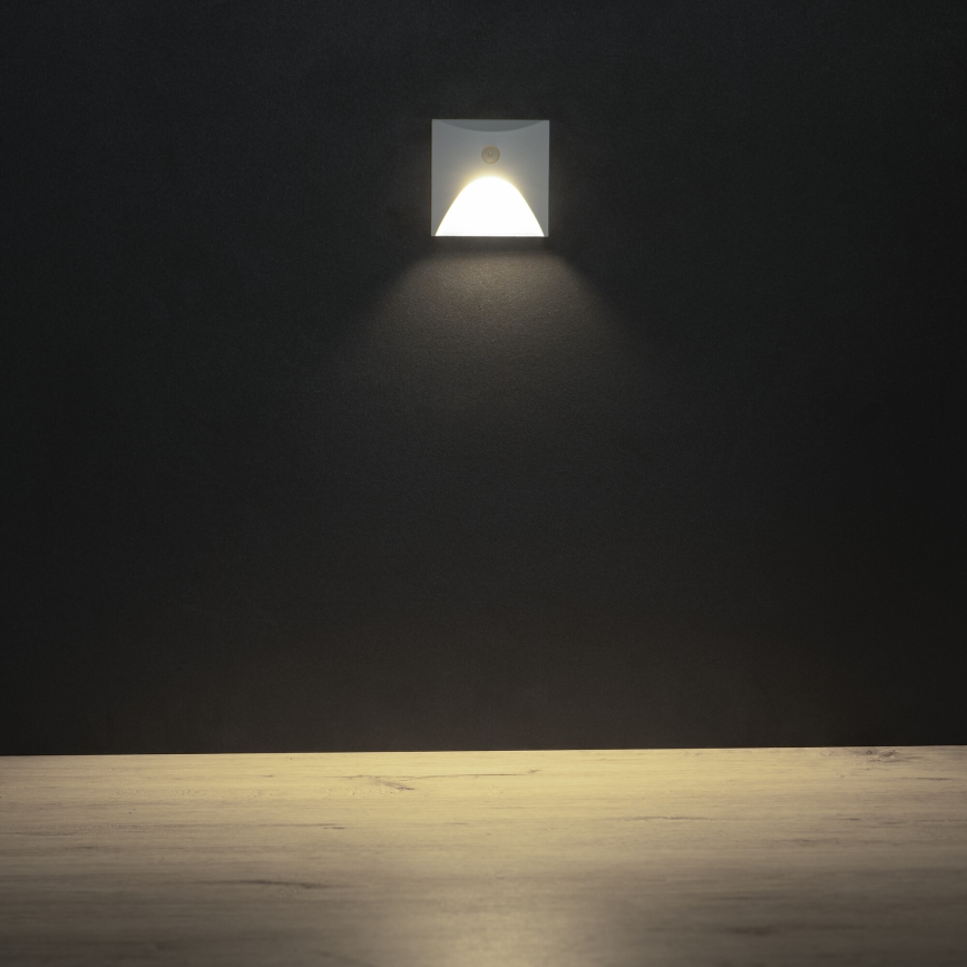 LED kāpņu gaismeklis ar kustības un krēslas sensoru EXIN LED/2,5W/230V 4000K IP65 balts, kvadrātveida