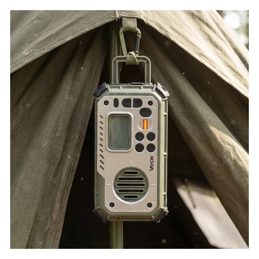 Kempinga radio ar rokas kloķi, saules paneli un LED lukturīti ar powerbankas funkciju 5V/3xAAA/2000 mAh IPX4 zaļa