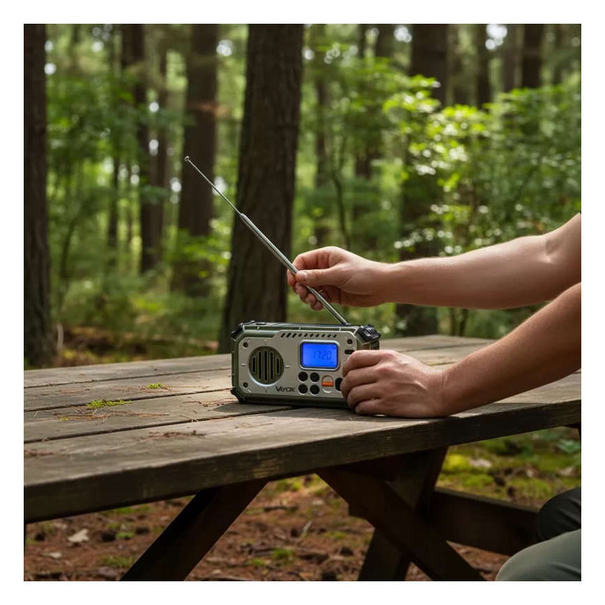 Kempinga radio ar rokas kloķi, saules paneli un LED lukturīti ar powerbankas funkciju 5V/3xAAA/2000 mAh IPX4 zaļa