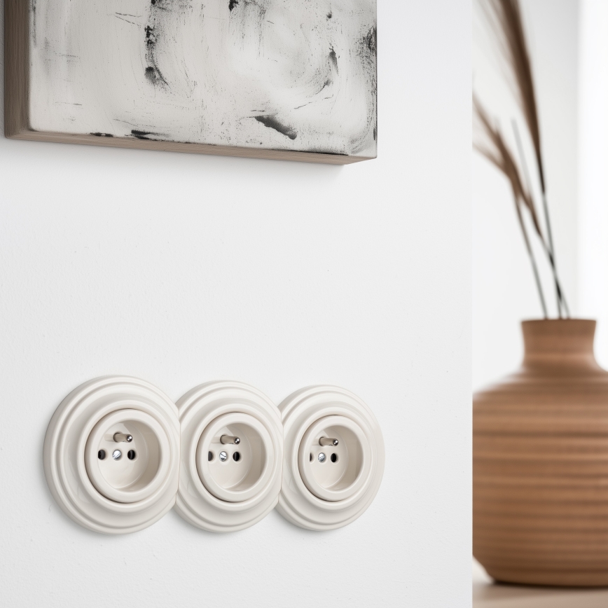 Kliklap - trīskārša retro mājas kontaktligzda ar rāmi, 230 V, bēša