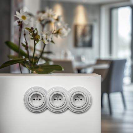 Kliklap - Trīskārša retro mājas kontaktligzda ar rāmi, 230 V, no keramikas, balta