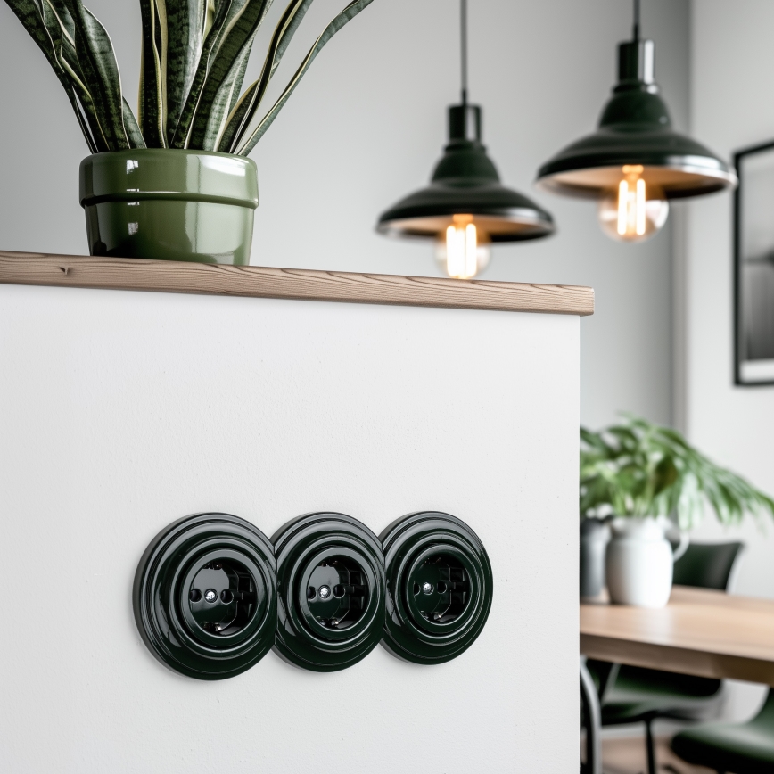 Kliklap - Trīskārša retro mājas kontaktligzda ar rāmi SCHUKO 230V zaļa