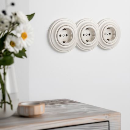Kliklap - trīskārša retro mājas kontaktligzda ar rāmīti SCHUKO 230 V, bēšā krāsā