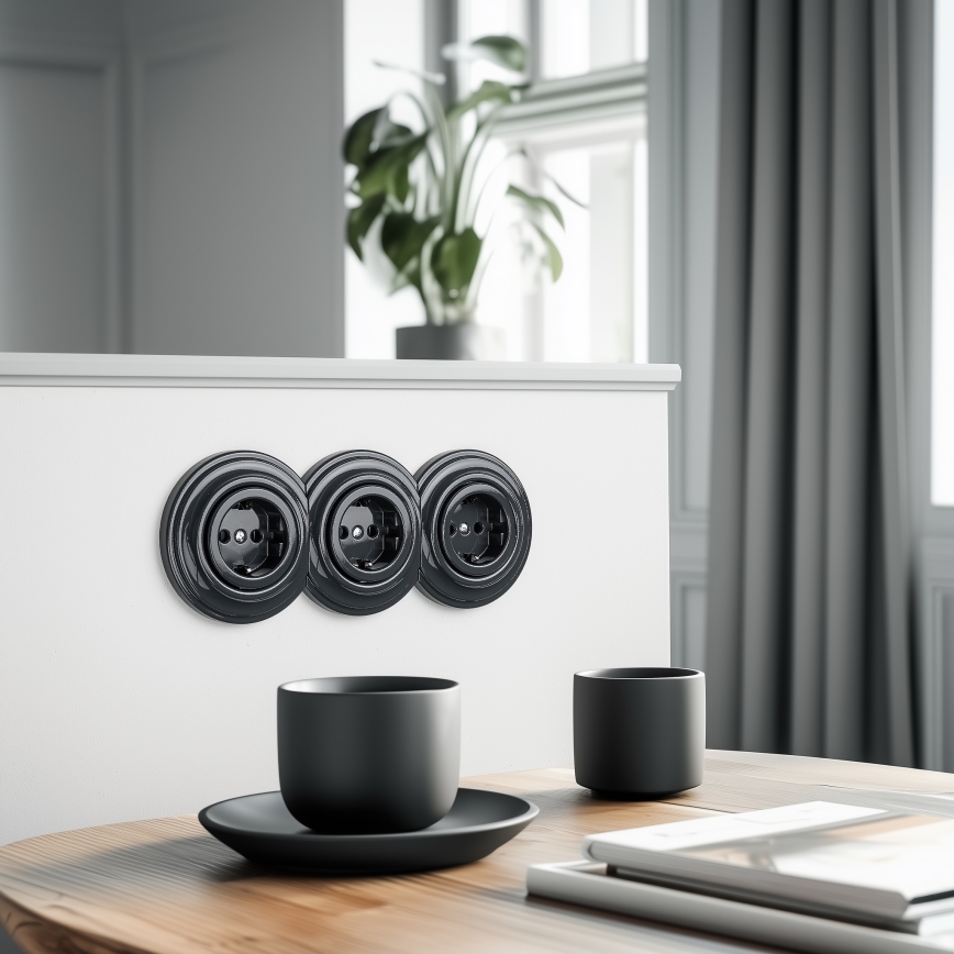 Kliklap - Trīskārša retro mājas kontaktligzda ar SCHUKO rāmi, 230 V, antracīta krāsa