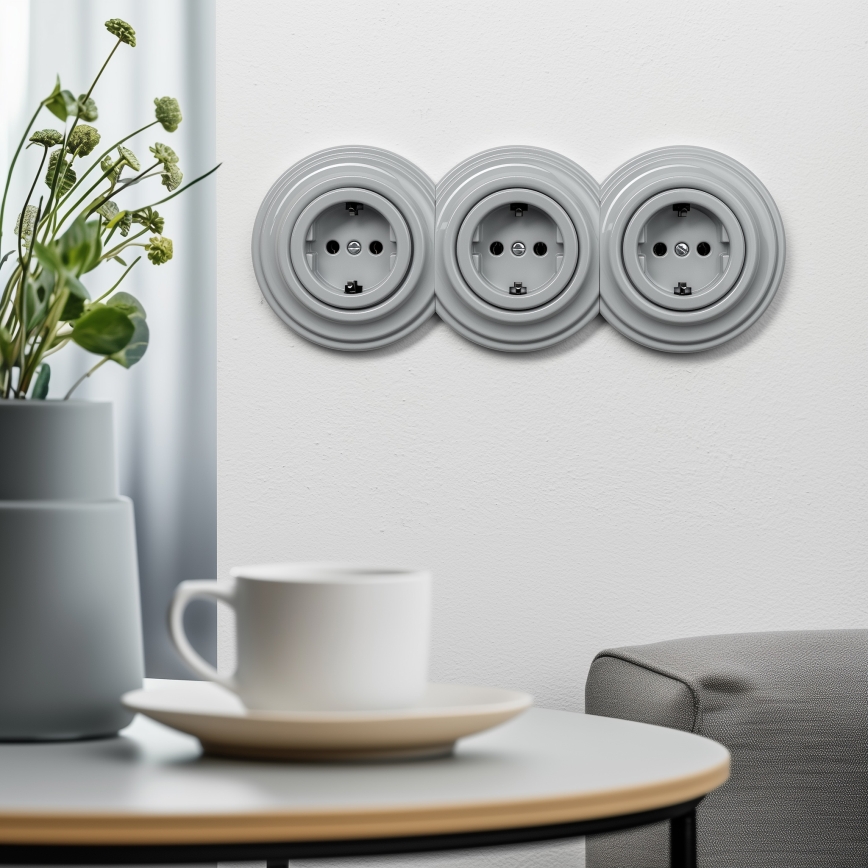 Kliklap - trīskārša retro mājas kontaktligzda ar SCHUKO rāmi, 230V, pelēka