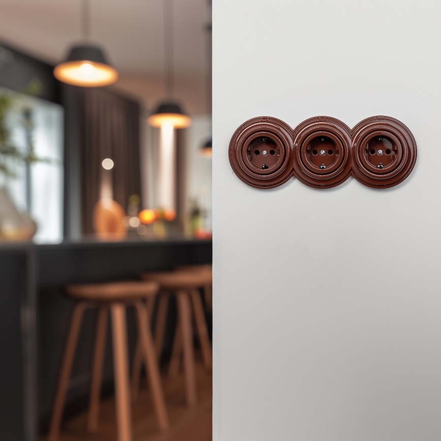 Kliklap - trīskārša retro mājas kontaktligzda ar SCHUKO rāmīti, 230 V, brūna