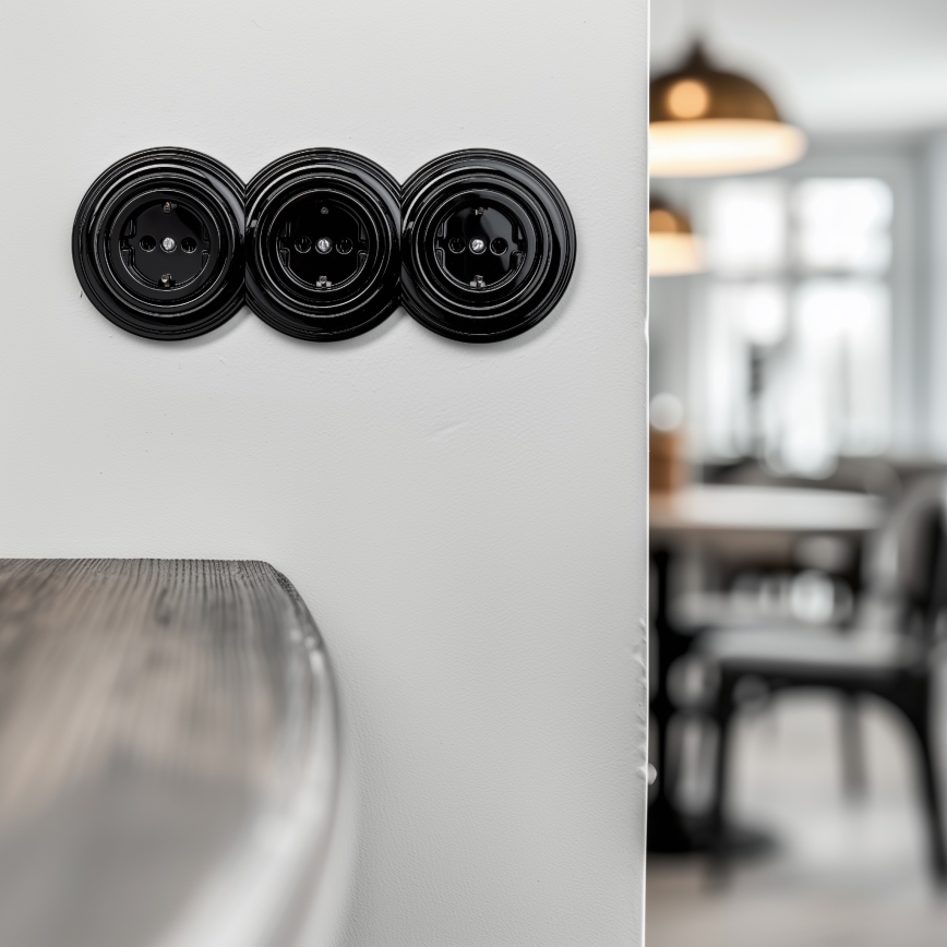 Kliklap - trīskārša retro stila mājas SCHUKO kontaktligzda ar rāmi, 230 V, melna