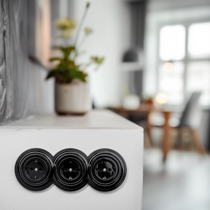 Kliklap - trīskārša retro stila mājas SCHUKO kontaktligzda ar rāmi, 230 V, melna