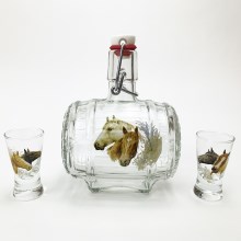 Komplekts 1x stikla pudele mucas formā un 2x glāzīte, caurspīdīga ar zirga motīvu