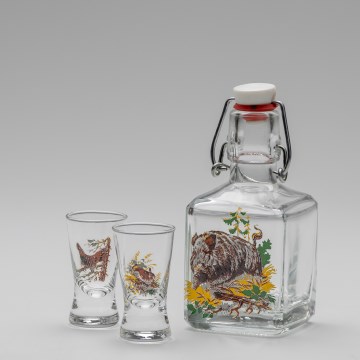 Komplekts  1x stikla pudele un 2x glāzīte caurspīdīga ar wild boar motif