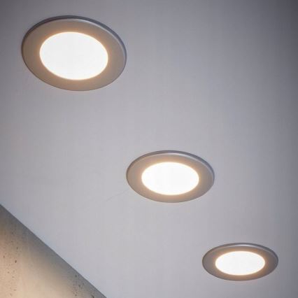 Komplekts 3x LED vannas istabas iebūvējamie griestu gaismekļi LED/6W/230V IP44, sudraba krāsā