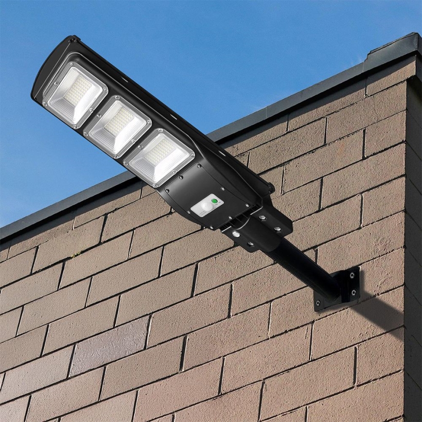 LED Aptumšojama saules enerģijas ielu lampa ar kustības un krēslas sensoru LED/12W/3,2V 6000K IP65 10000 mAh melna + tālvadības pults