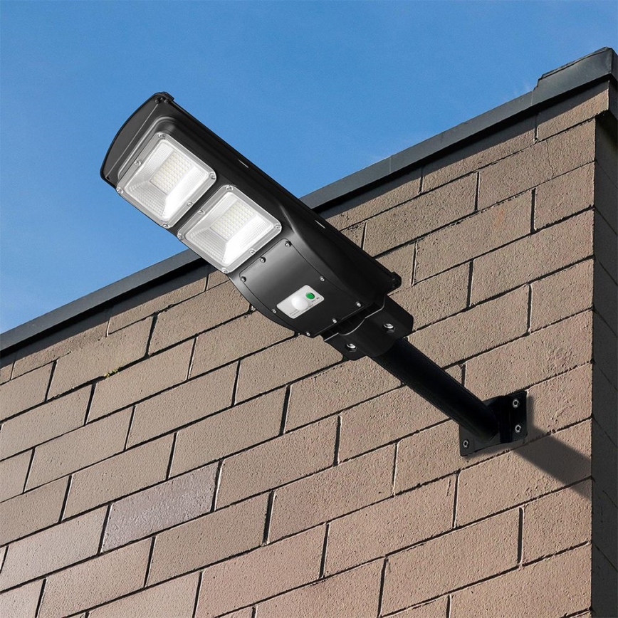 LED Aptumšojama saules enerģijas ielu lampa ar kustības un krēslas sensoru LED/8W/3,2V 6000K IP65 9000 mAh melna + tālvadības pults