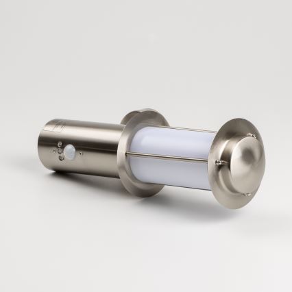 LED āra sienas gaismeklis ar kustības sensoru 1xE27/4,9W/230V IP44 matēts hroms