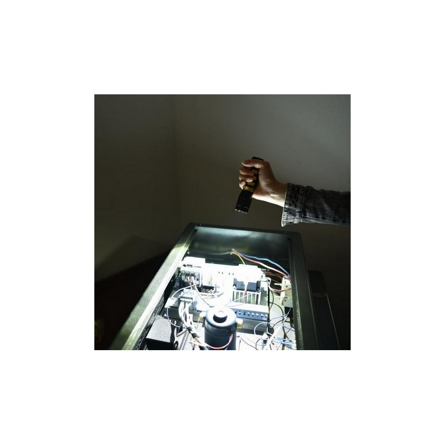 LED Lukturis LED/5W/3xAAA