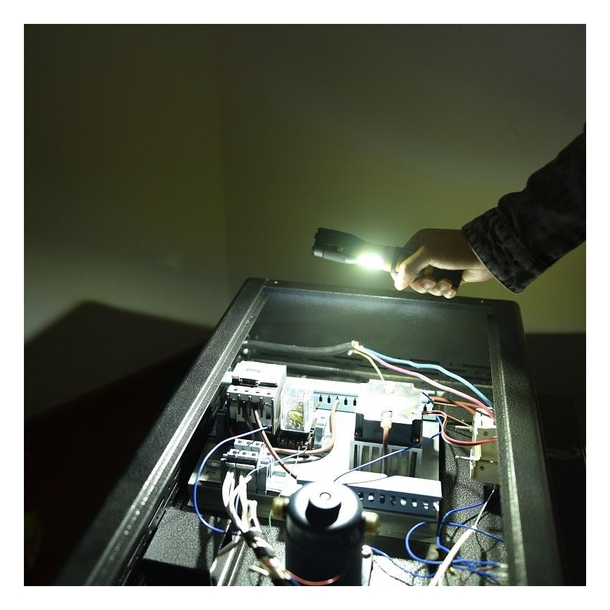 LED Lukturis LED/5W/3xAAA