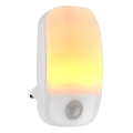 LED Orientējoša kontaktligzdas lampa ar kustības un krēslas sensoru LED/0,55W/230V balta