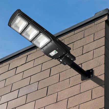 LED regulējama saules ielu lampa ar kustības un krēslu sensoru LED/12W/3,2V 6000K IP65 10000 mAh melna + tālvadības pults